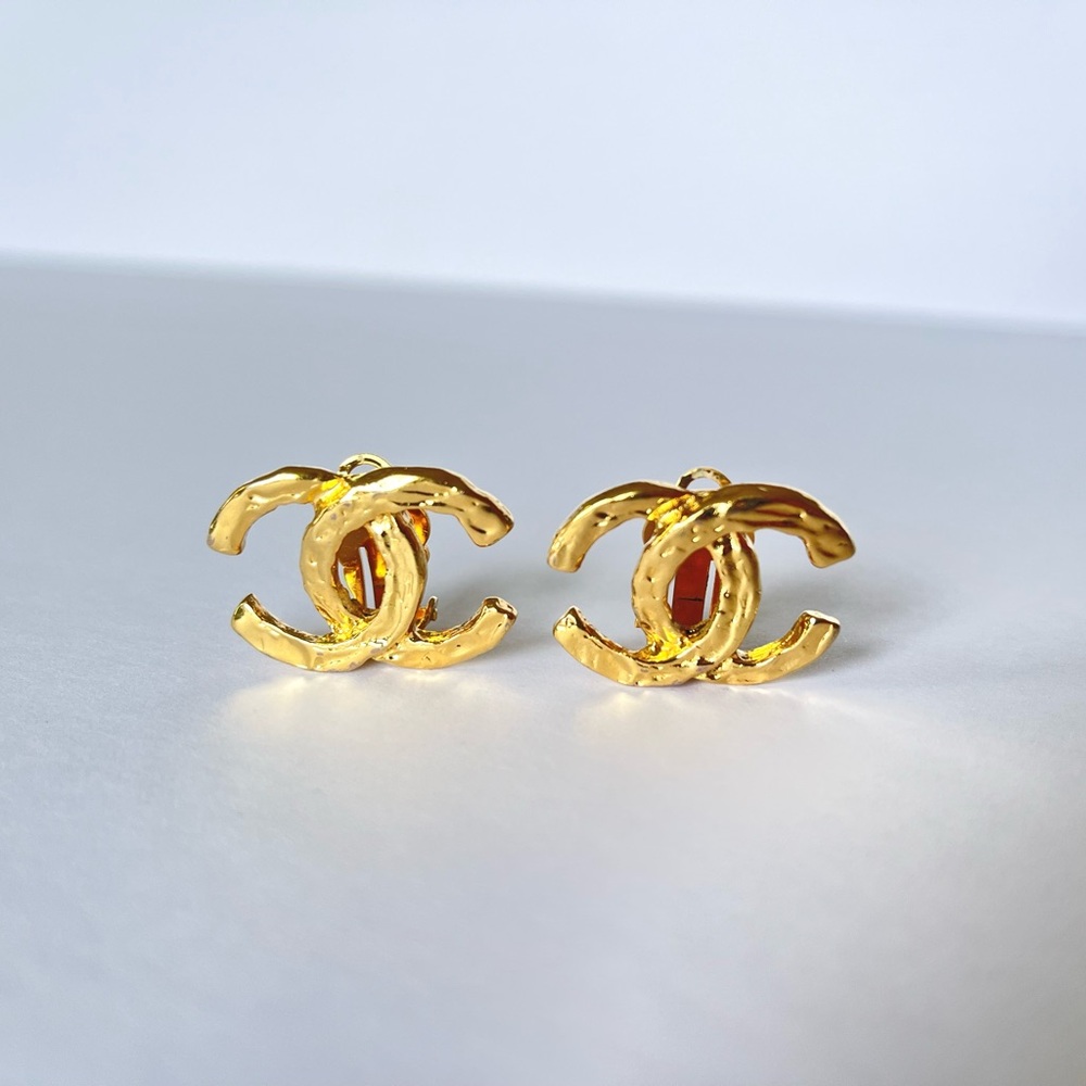 CHANEL CC Vintage 24k gold plated Hammered clip on earrings. 1990’s. EUC.